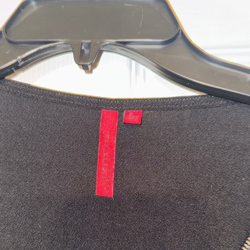 Chic Black Zippered Blouse - Picture 2 of 7